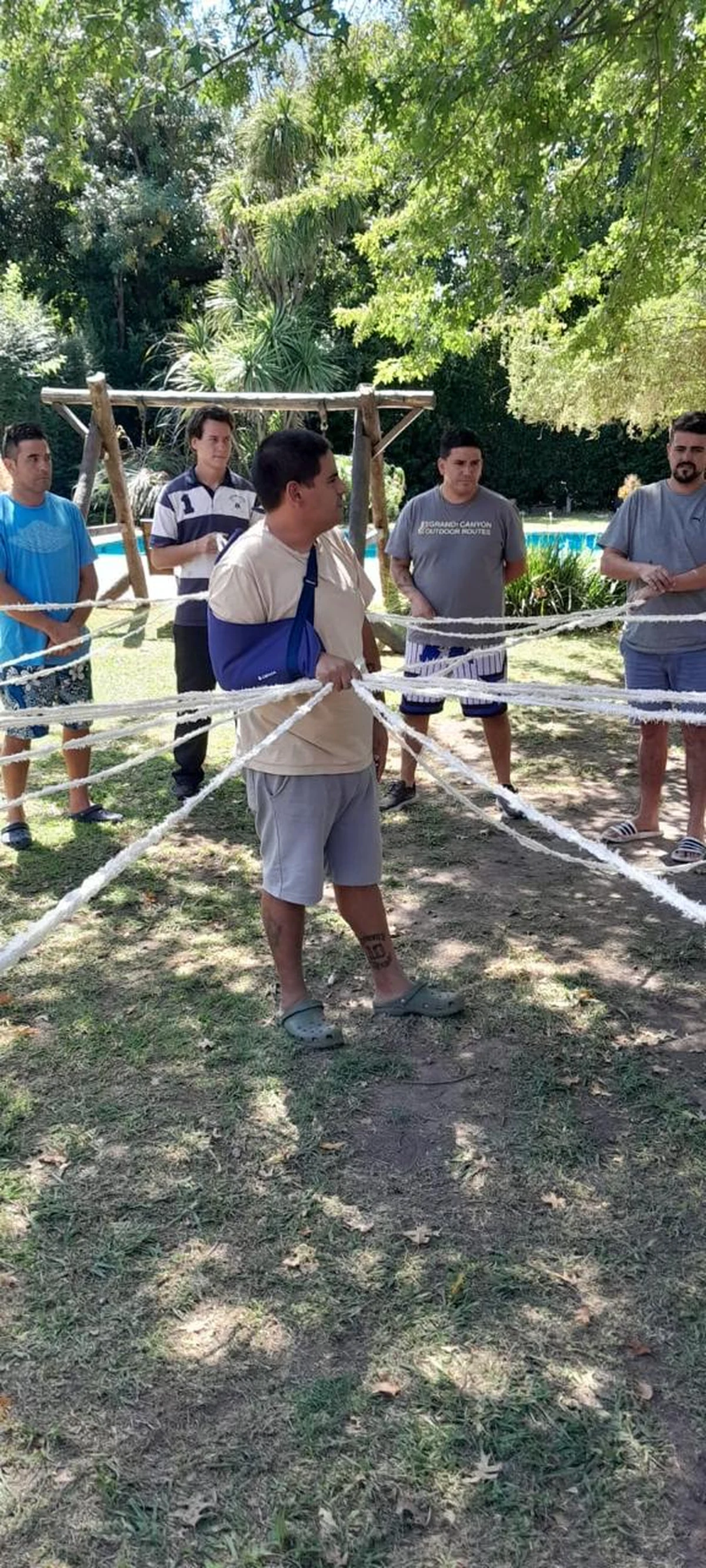 Actividad de cuerdas y trabajo en equipo en Fundación Vida Plena