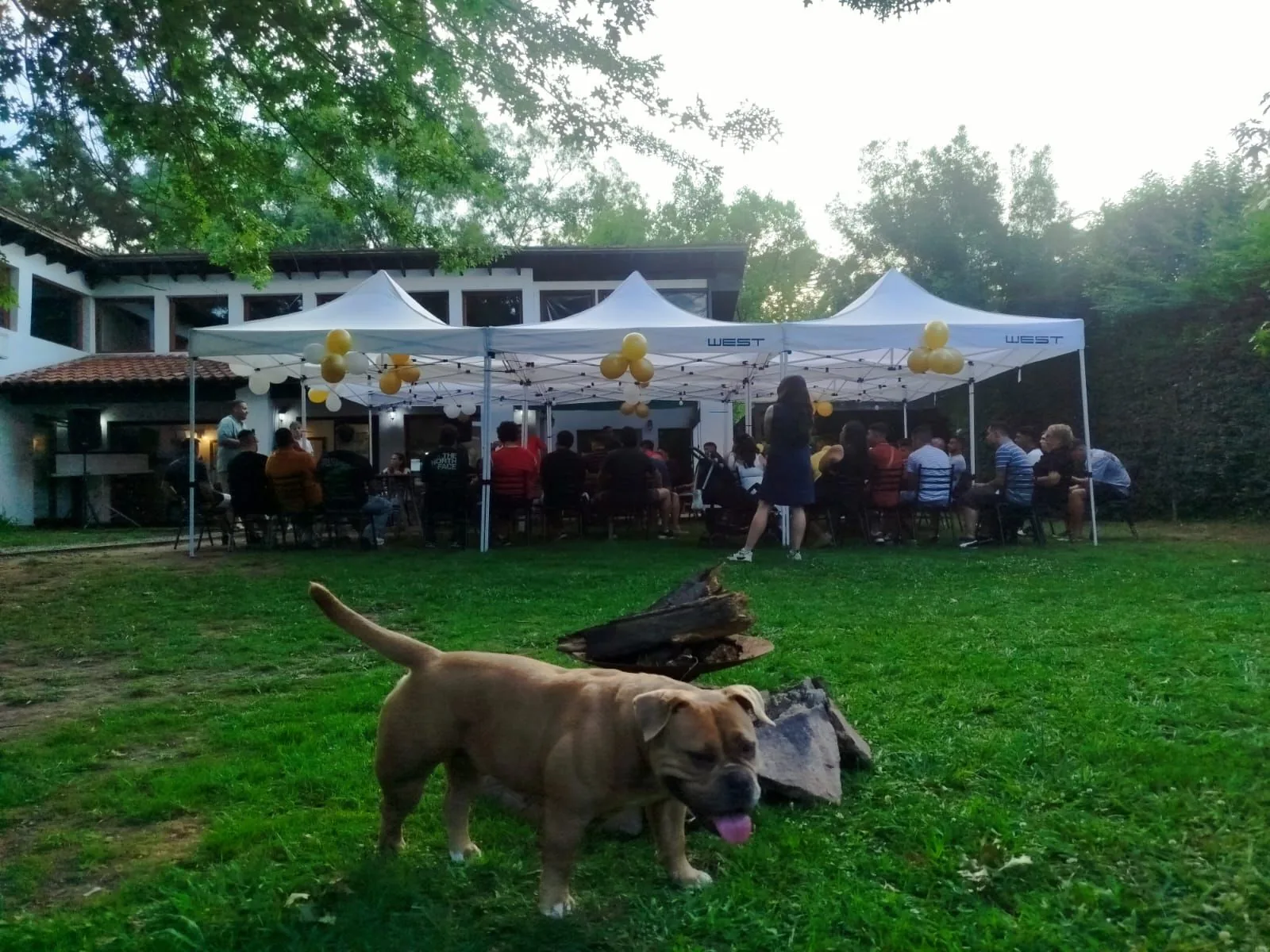 Espacio exterior y área de convivencia de Fundación Vida Plena